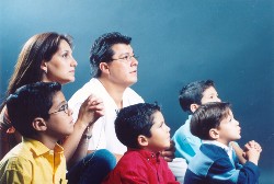 Familia rezando