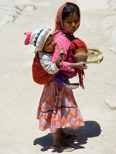 Niña cargando con su hermano