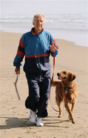 Paseando al perro por la playa