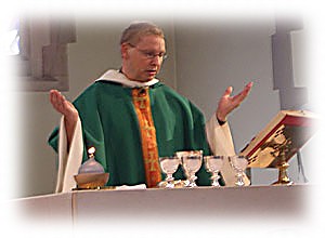 Sacerdote oficiando una Misa