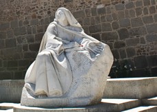 Escultura de Santa Teresa de Jesús en Ávila